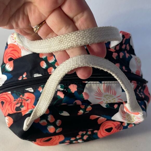 Insulated floral lunch bag in the style of Rifle Paper Company - Picture 8 of 9